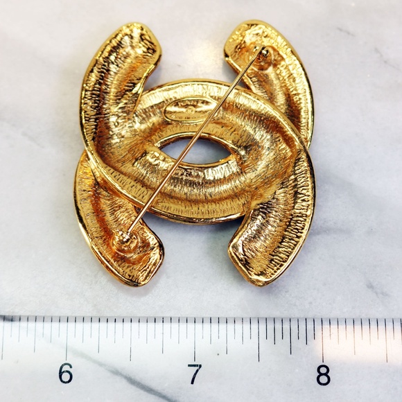 CHANEL CC Logo Quilted Matelasse Brooch Gold Auth w/Box CC Quilted Brooch - Picture 11 of 15